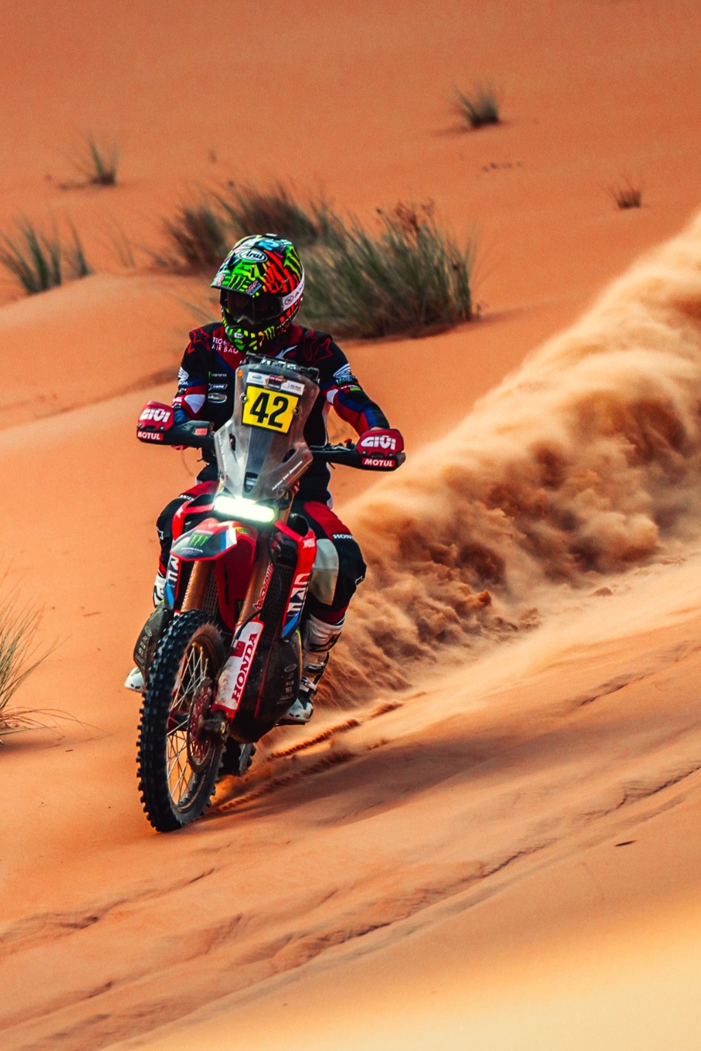 Adrien Van Beveren surfant sur les dunes avec sa Honda en rallye-raid