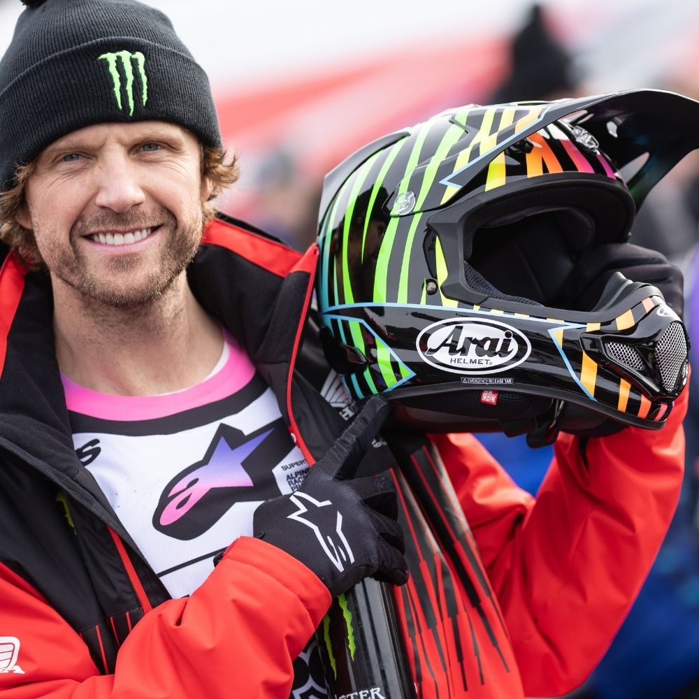 Adrien Van Beveren au Touquet tenant son casque Replica Arai lors de l’Enduropale du Touquet 2026, casque moto racing édition spéciale.