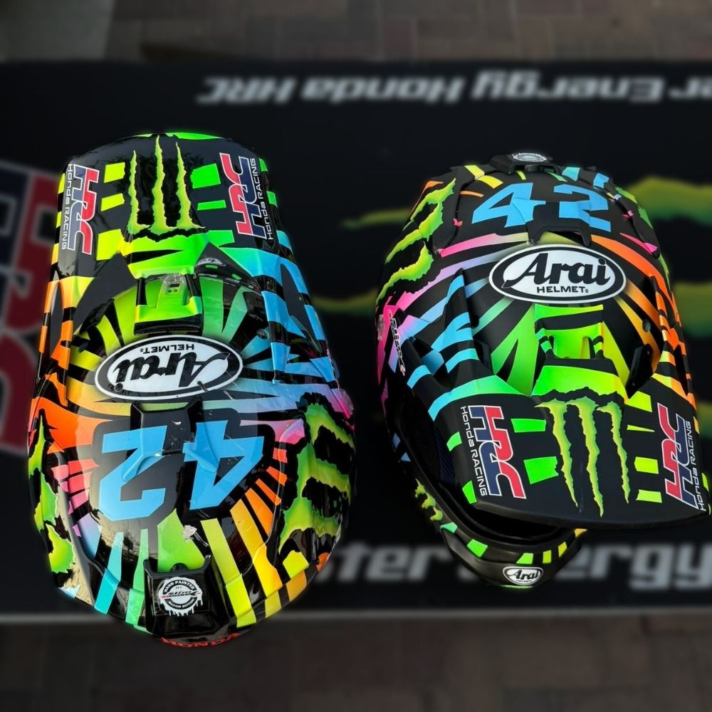 Vue de dessus de deux casques Arai #42 d’Adrien Van Beveren, pièces collector pour tous les fans de rallye-raid international.