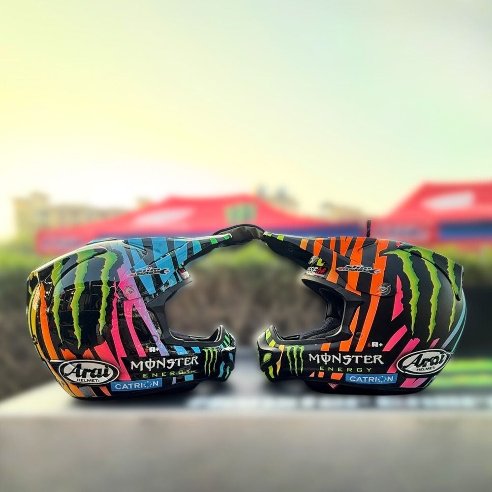 Deux casques Arai X VBA442 d’Adrien Van Beveren face à face, édition collector replica inspirée du rallye-raid et de l’Enduropale.