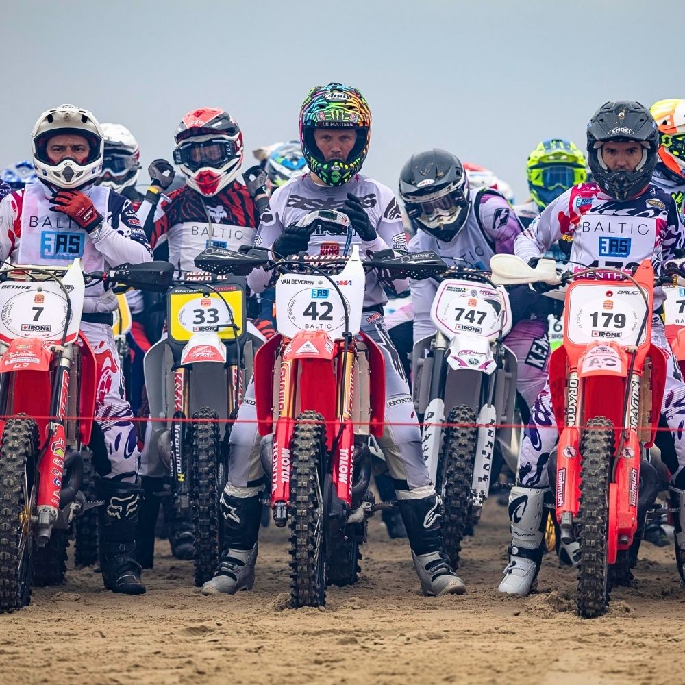 Adrien Van Beveren sur la ligne de départ de l’Enduropale Vintage 2025 avec son casque Arai X VBA442, casque moto édition spéciale course.