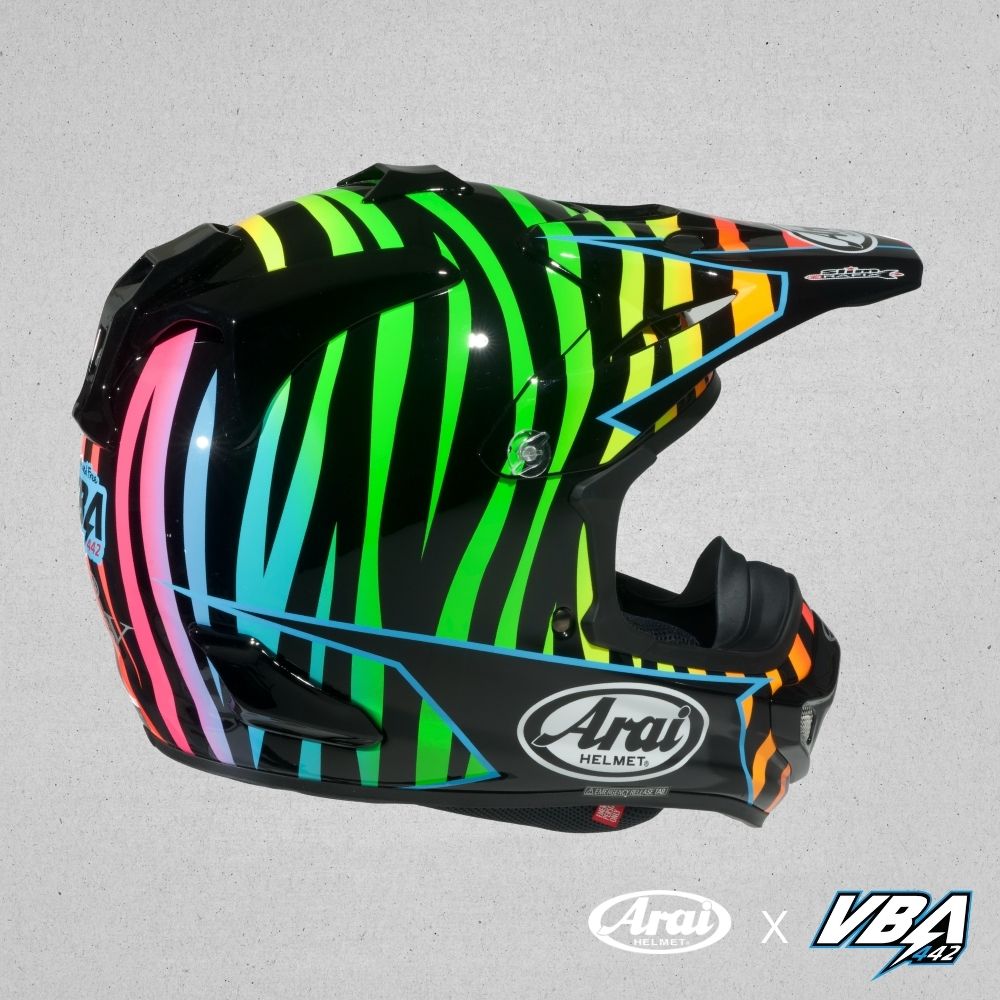 Gros plan sur les détails de conception de l'édition limitée du casque réplica Arai MX-V EVO VBA442