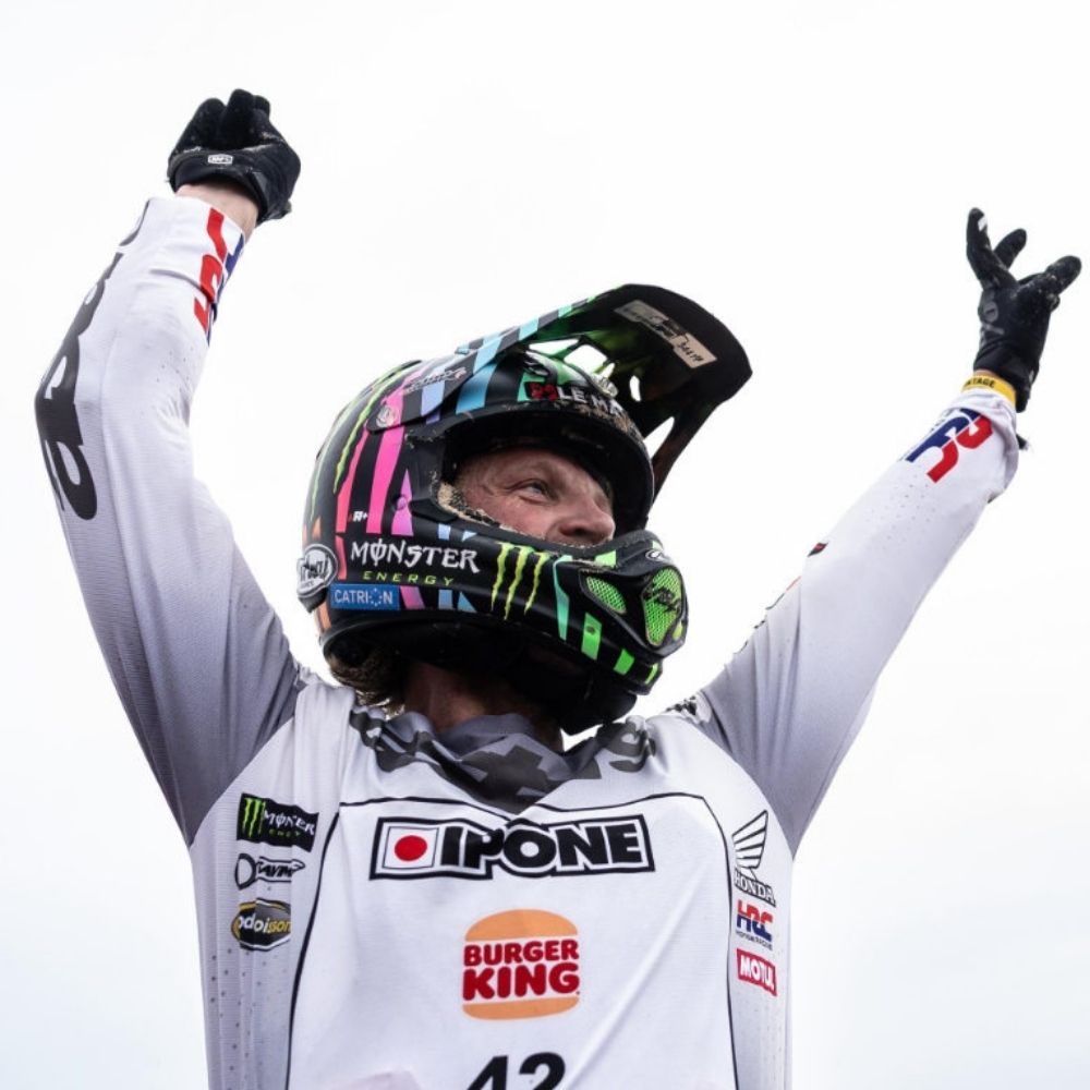 Adrien Van Beveren sur le podium de l’Enduropale du Touquet avec son casque Arai noir et fluo, casque moto porté en course.