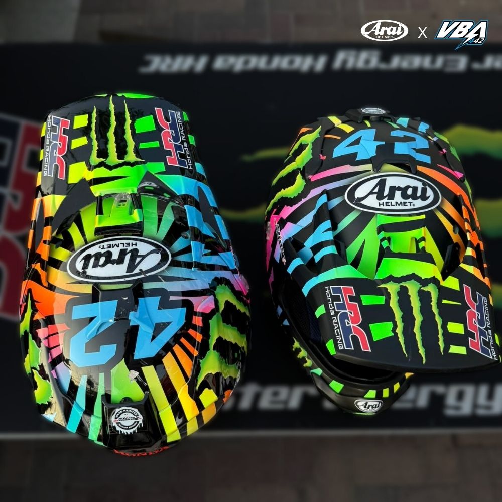 Vue de dessus de deux casques #42 d’Adrien Van Beveren, pièces collector identiques à ceux portés en rallye-raid international.