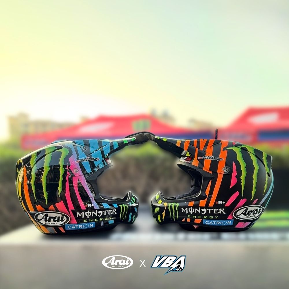 Deux casques Arai X VBA442 d’Adrien Van Beveren face à face, édition collector replica inspirée du rallye-raid et de l’Enduropale.