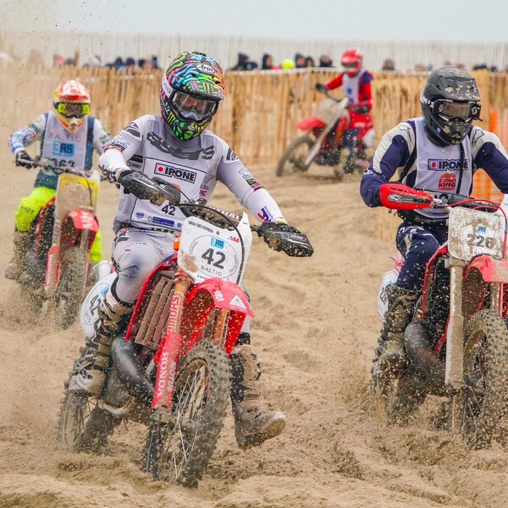 Adrien Van Beveren à l’Enduropale Vintage portant son casque Arai sur la plage du Touquet, casque moto édition spéciale enduro.