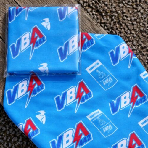 Détail du motif VBA Bleu Racing sur tour de cou textile technique respirant