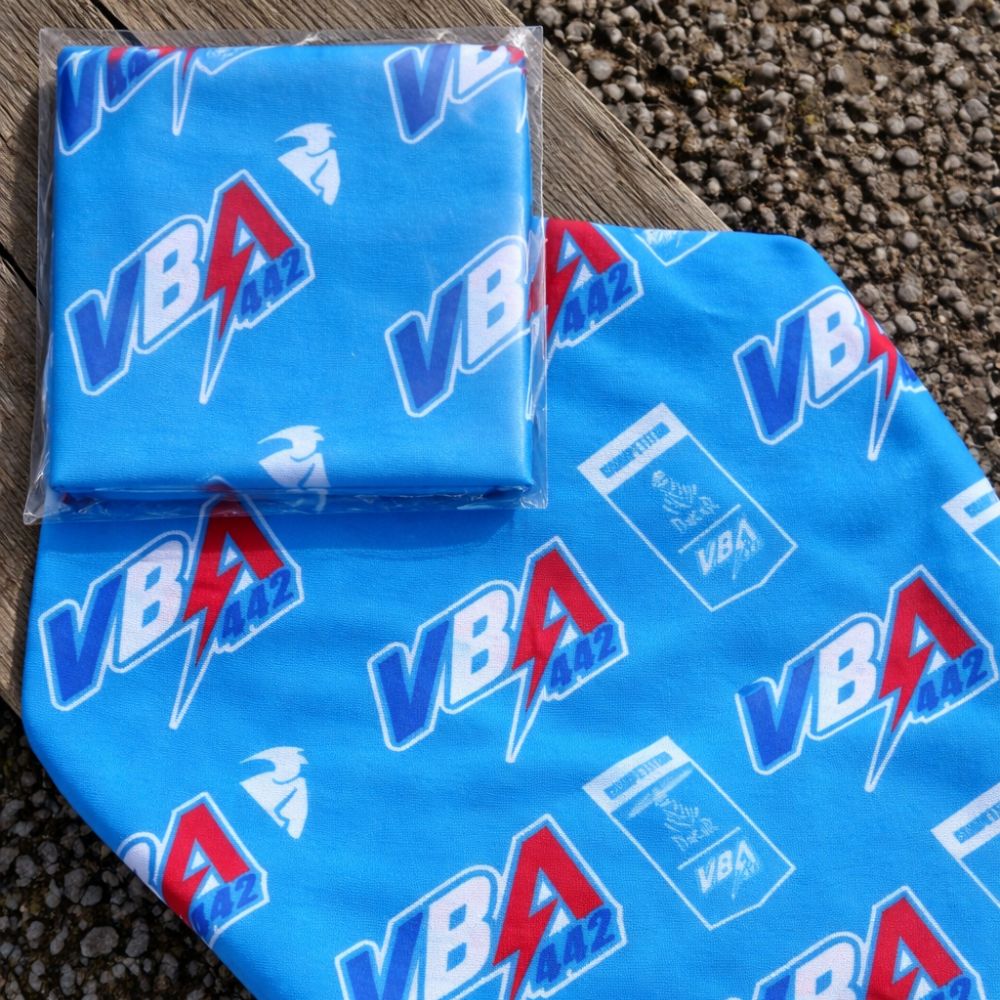 Détail du motif VBA Bleu Racing sur tour de cou textile technique respirant
