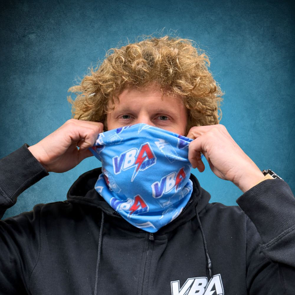 Tour de cou VBA Bleu Racing porté en masque moto avec design bleu signature