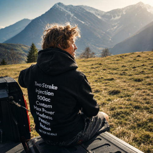 Adrien Van Beveren assis sur un pickup portant le Hoodie T500 Noir VBA442 vu de dos
