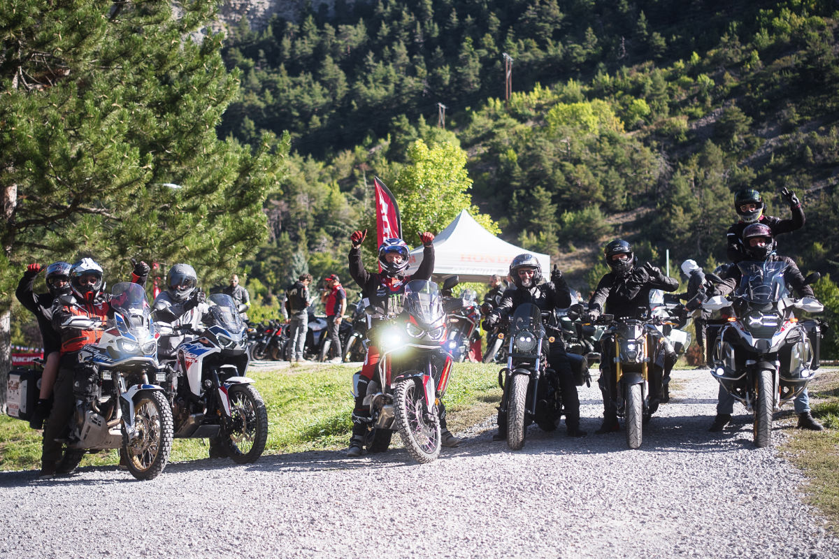 Adrien Van Beveren avec les participants du tour à moto Solly Azar