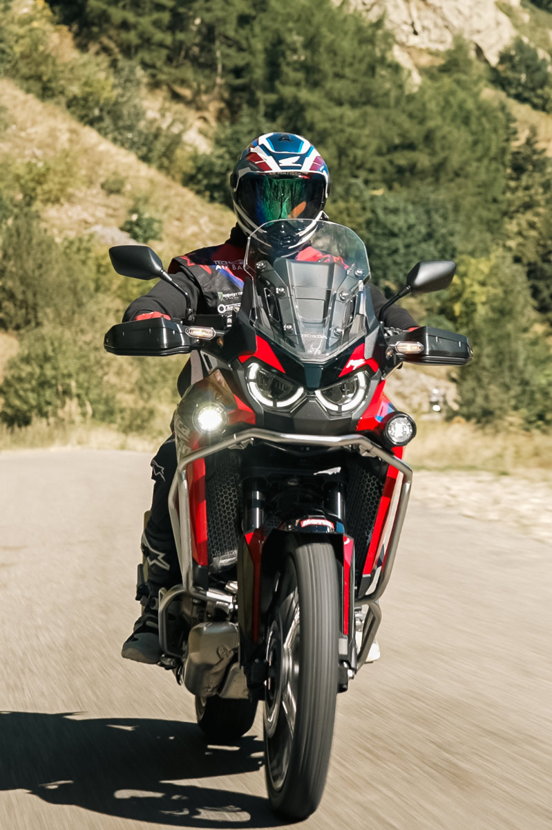 Adrien Van Beveren guide une sortie à moto avec les clients Solly Azar à Barcelonnette