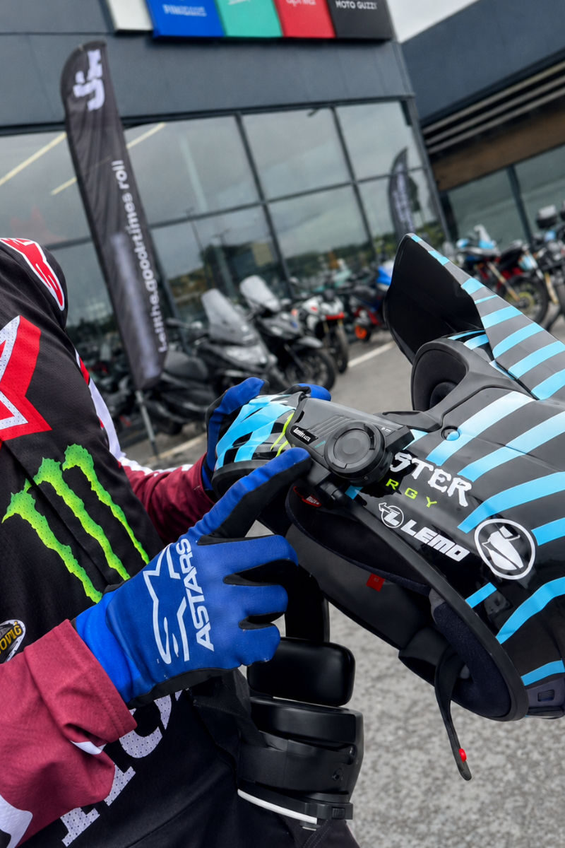 Adrien Van Beveren montre son casque équipé de l’intercom SENA 60X