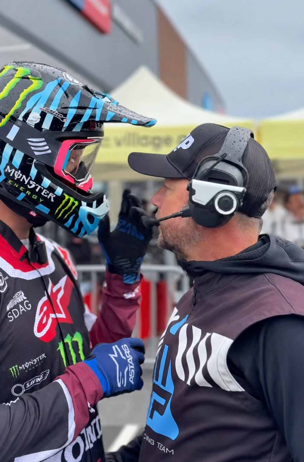 Adrien Van Beveren échange avec son coach pendant une séance d’essais moto
