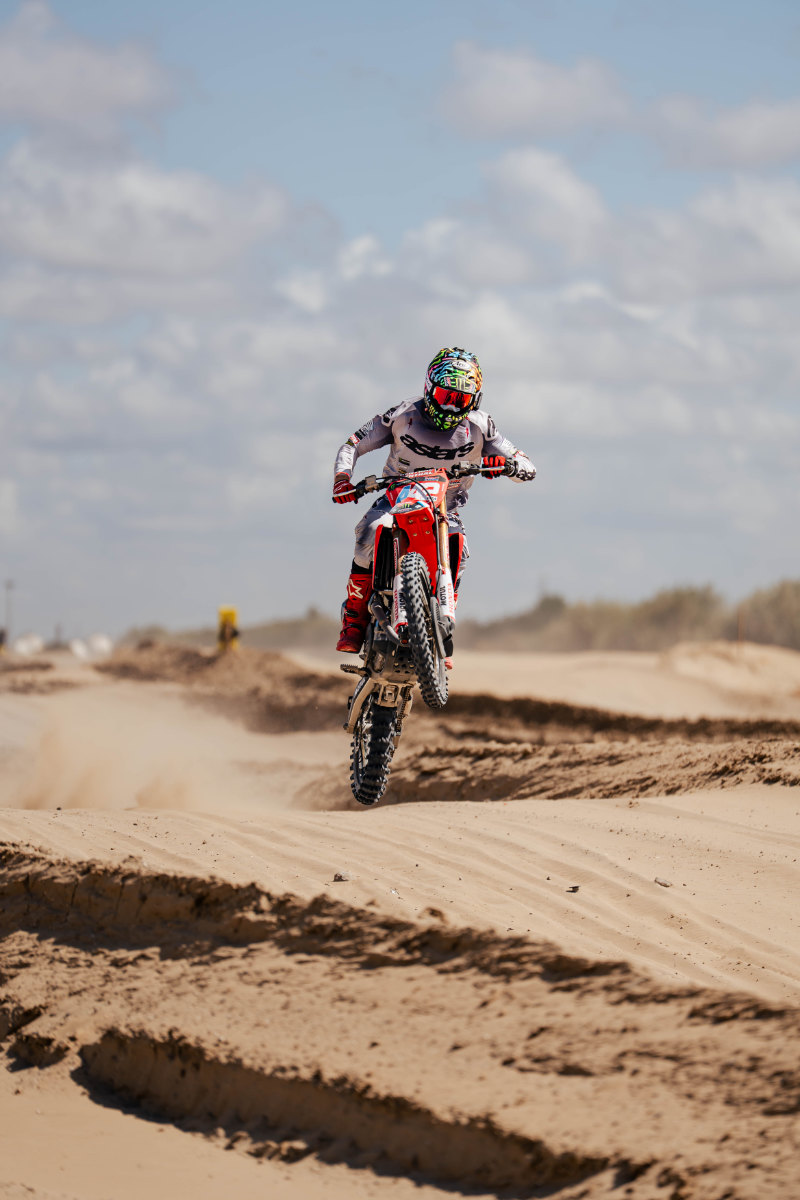 Adrien Van Beveren à moto dans les dunes lors d’un entraînement en France